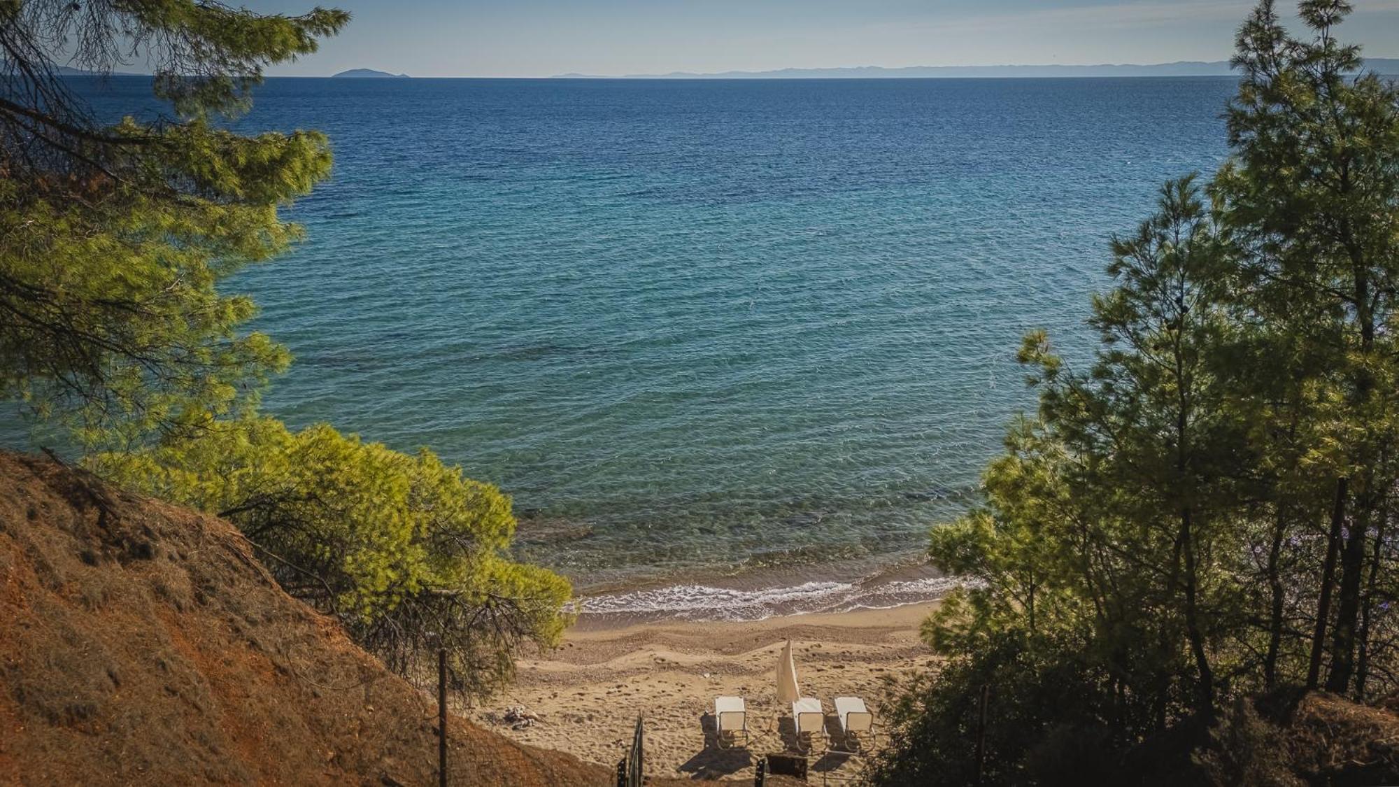 Squirrel Beach Front Villa, Metamorfosi Экстерьер фото