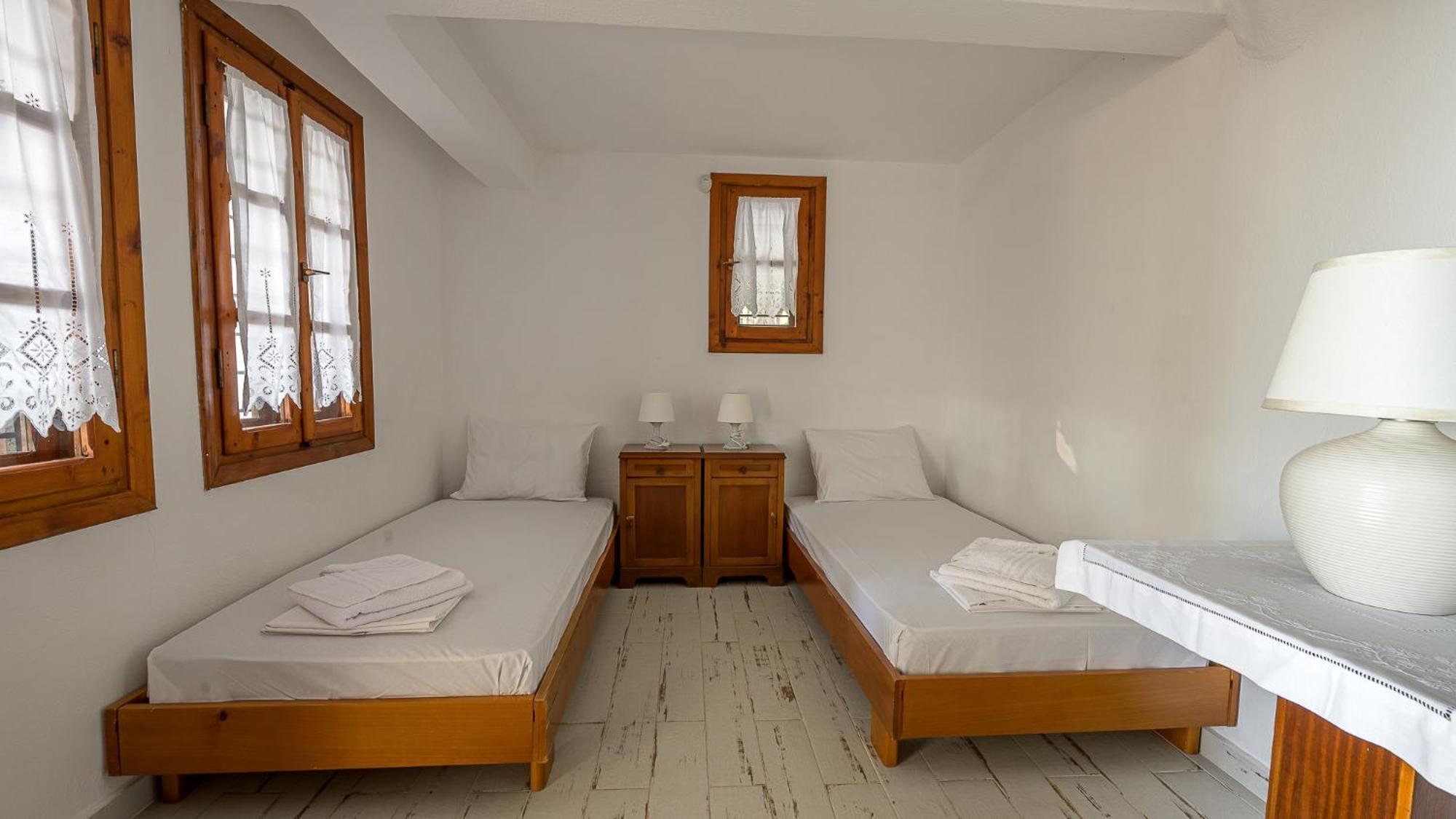 Squirrel Beach Front Villa, Metamorfosi Экстерьер фото