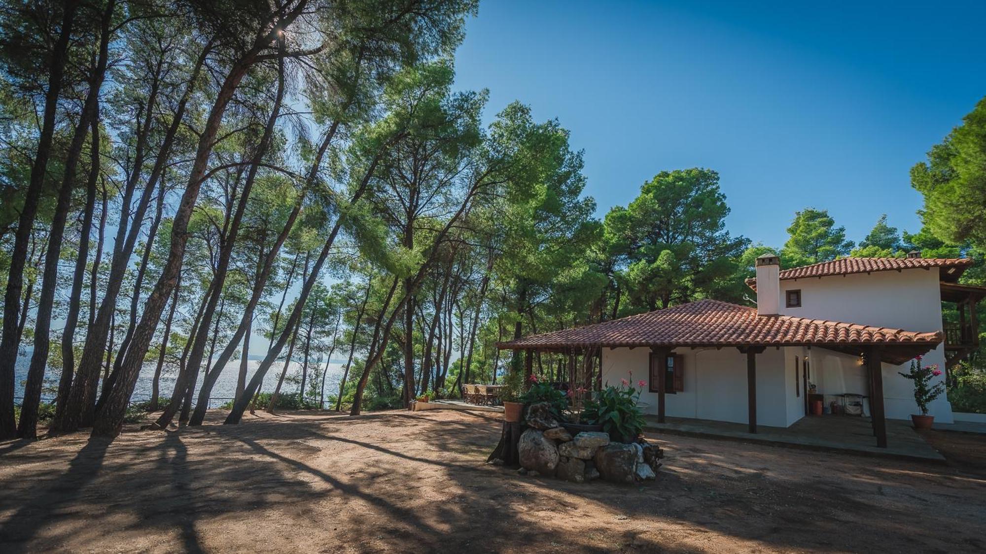 Squirrel Beach Front Villa, Metamorfosi Экстерьер фото