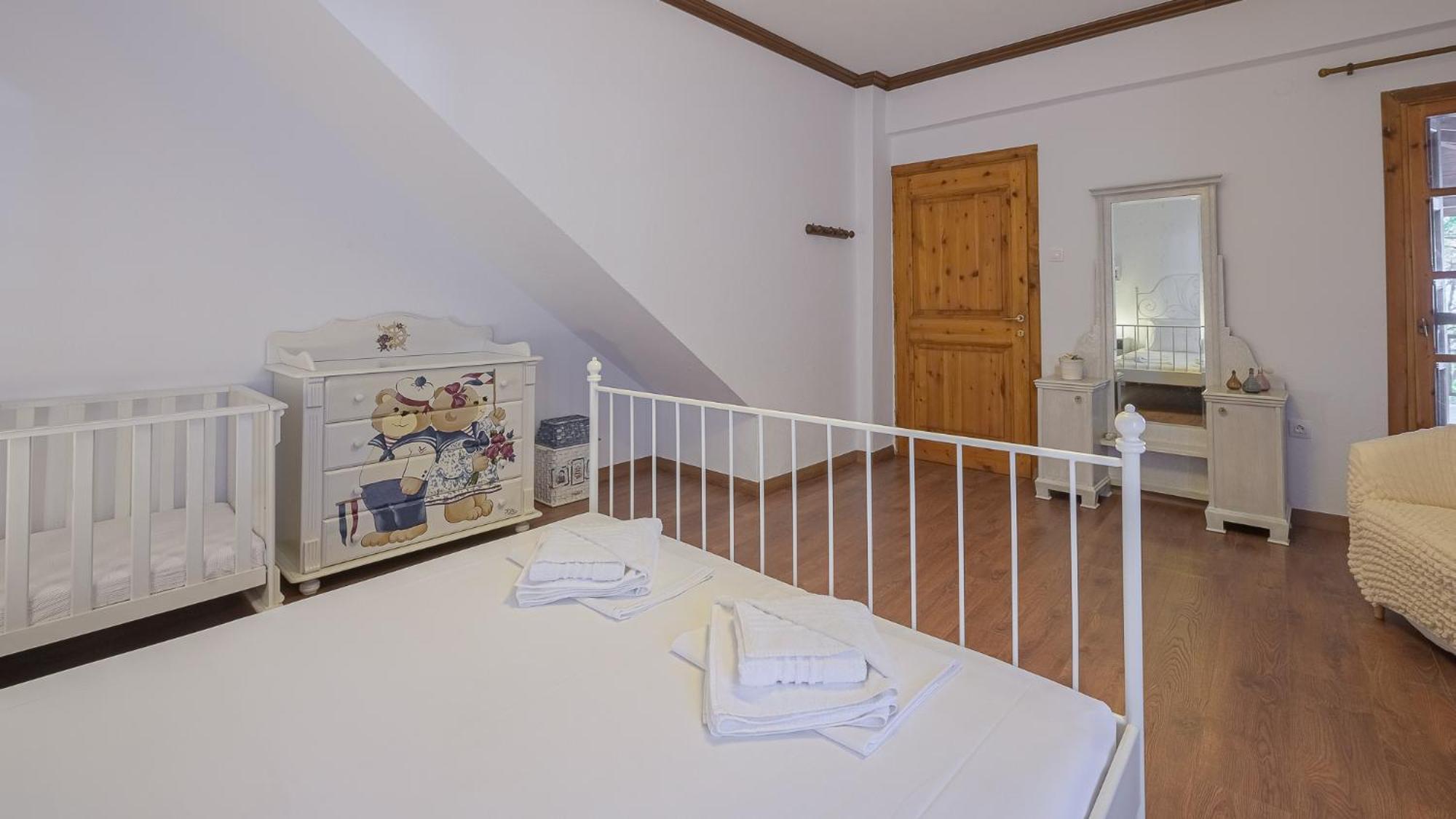 Squirrel Beach Front Villa, Metamorfosi Экстерьер фото