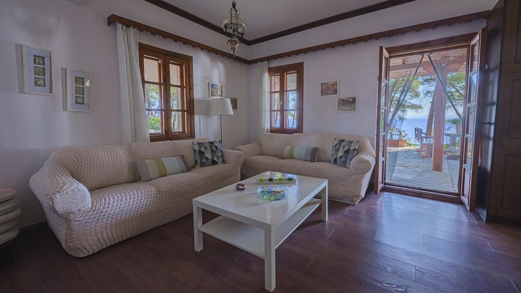 Squirrel Beach Front Villa, Metamorfosi Экстерьер фото