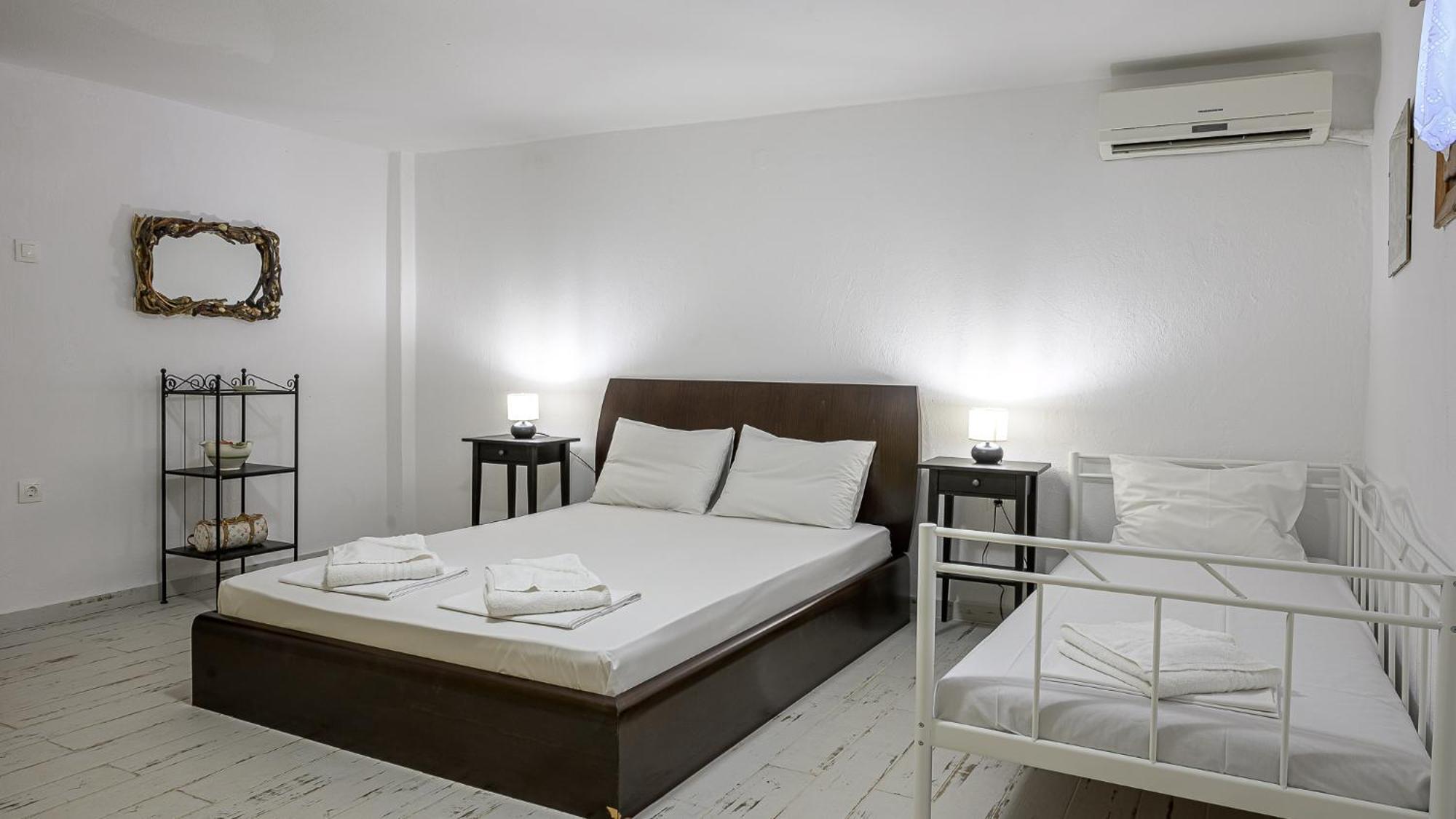 Squirrel Beach Front Villa, Metamorfosi Экстерьер фото
