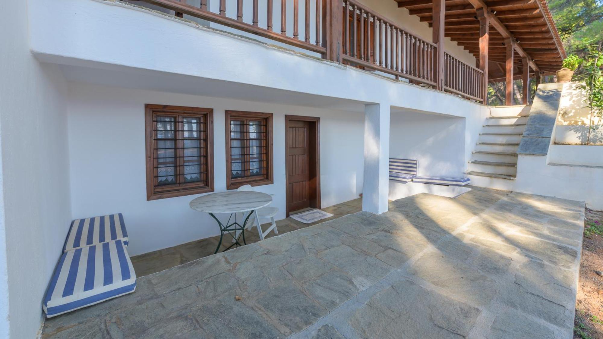 Squirrel Beach Front Villa, Metamorfosi Экстерьер фото
